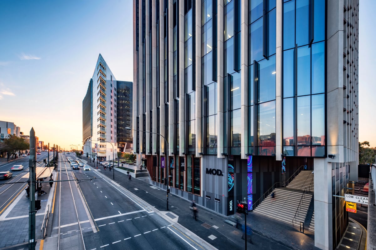 Modernes Stadtbild von Adelaide mit Blick auf die Adelaide University. 