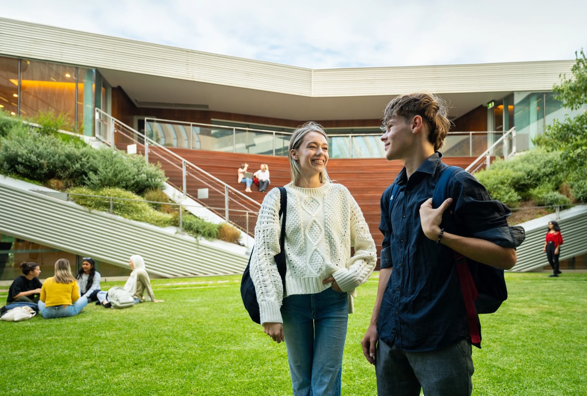 Studierende auf dem Campus der Adelaide University. 