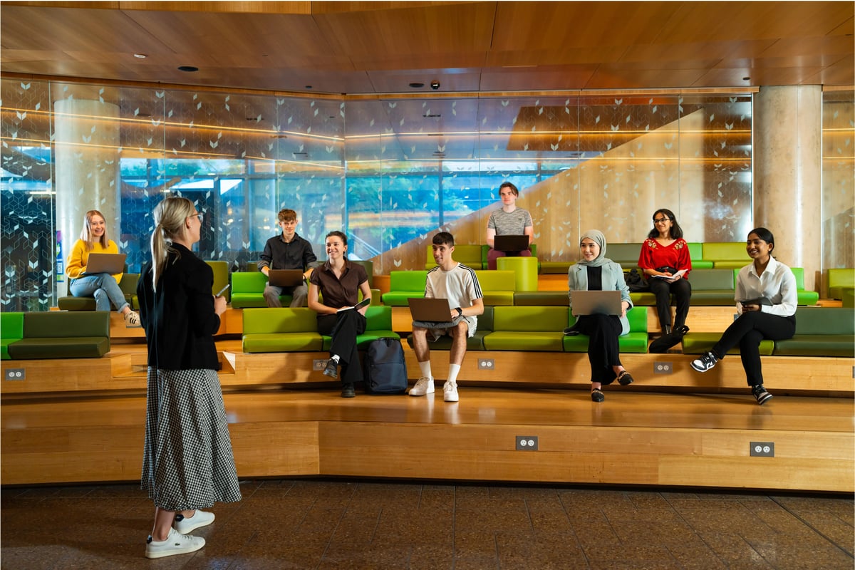 Studierende im offenen Lernbereich der Adelaide University – interaktive Lernatmosphäre während des Auslandssemesters.
