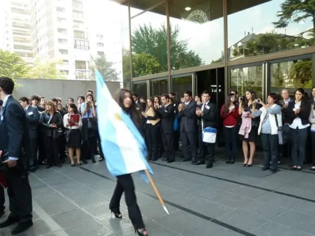 Studentin der Universidad de Belgrano mit der argentinischen Fahne in der Hand
