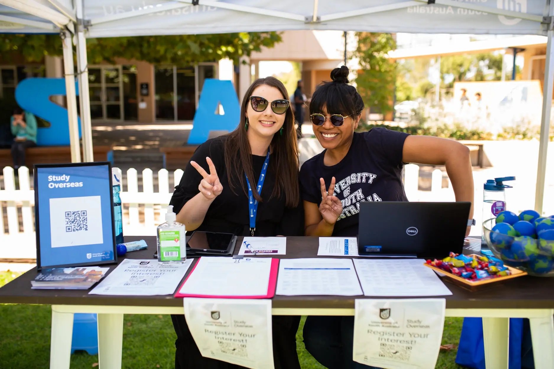 Zwei Studentinnen der University of South Australia lächeln