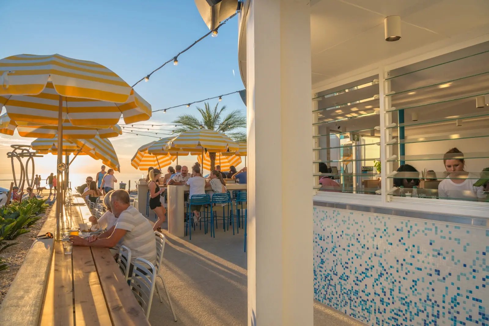 Ein Außenbereich der University of South Australia mit Restaurant und Sonnenschirme