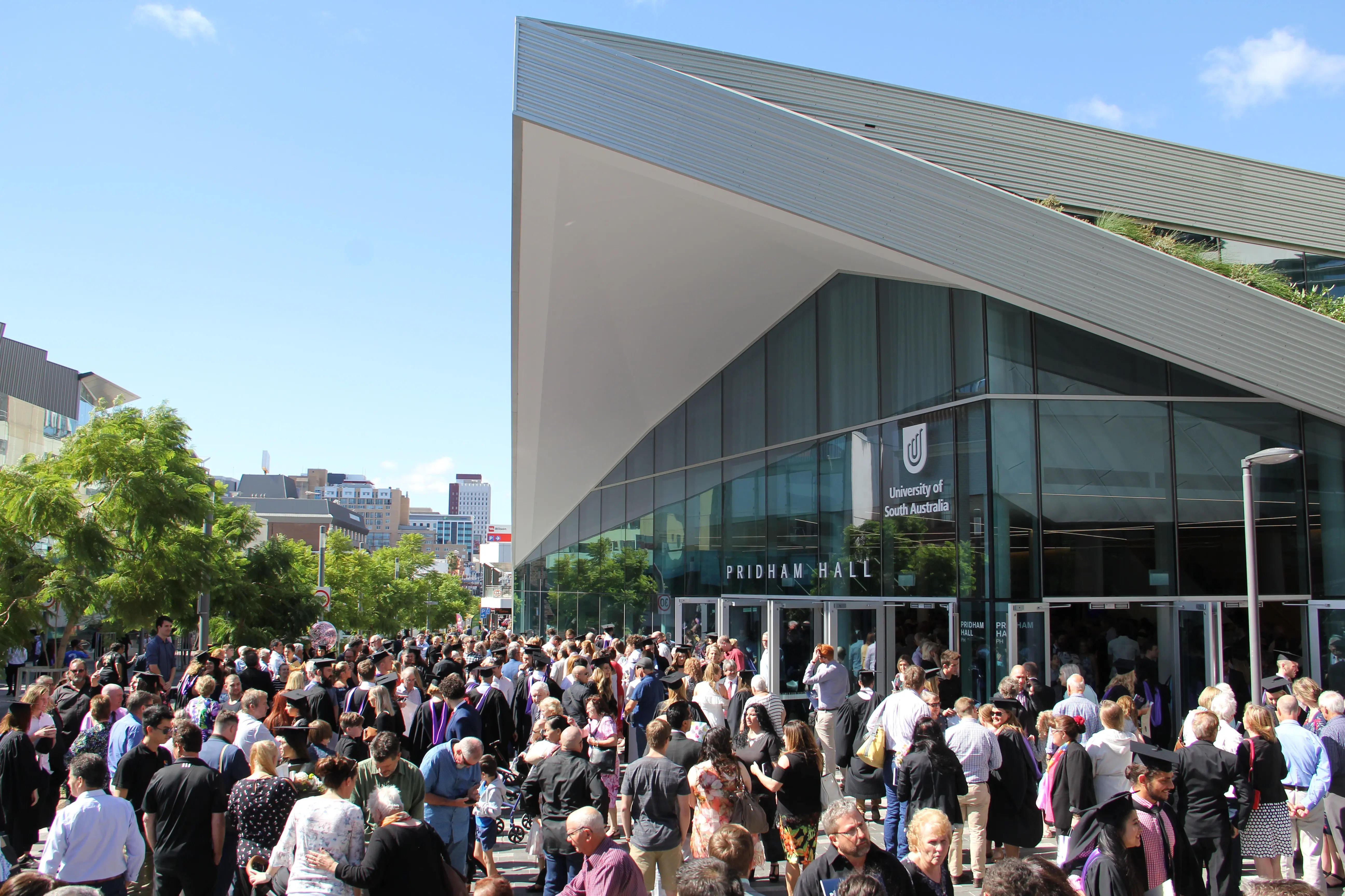 Viele Menschen am Campus der University of South Australia