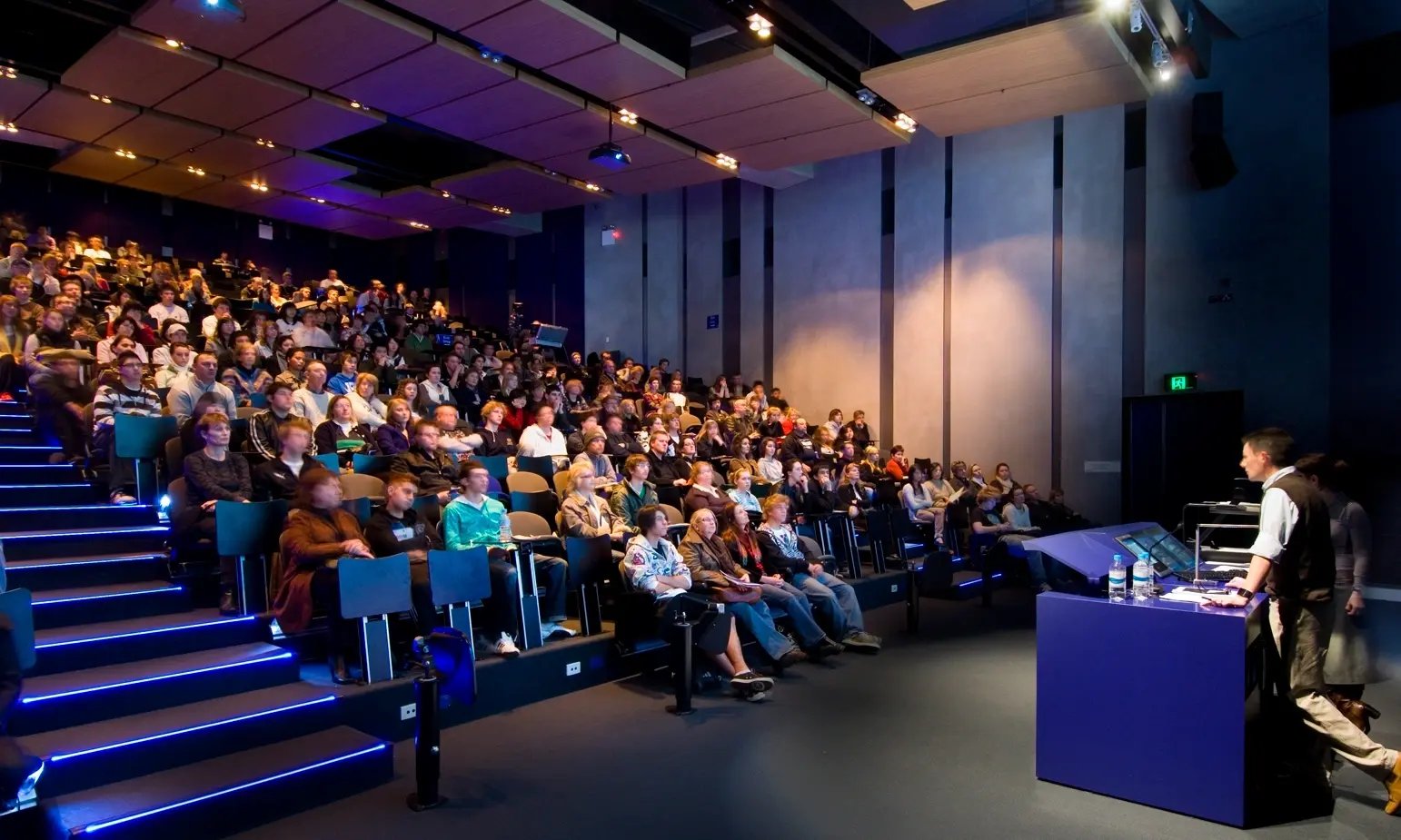 Viele University of South Australia Student*innen und ein Professor im Hörsaal des Campus