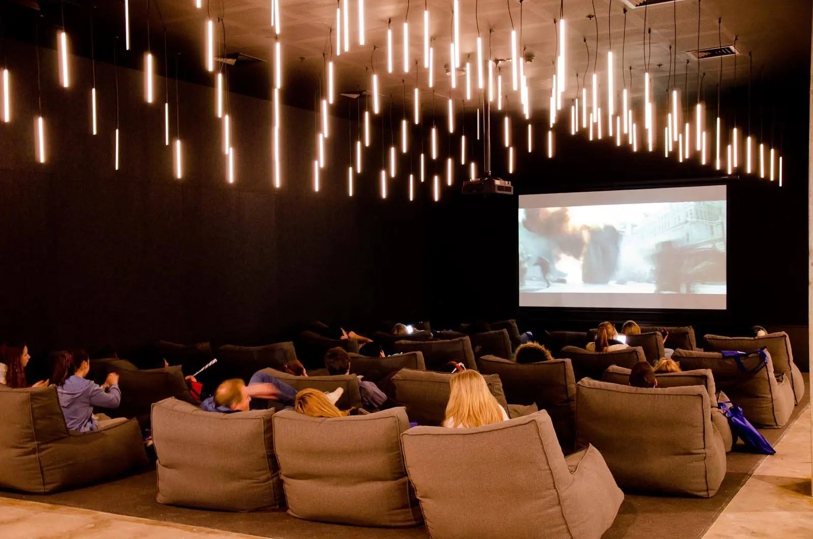 Studierende liegen gemütlich bei einem Filmabend der University of South Australia