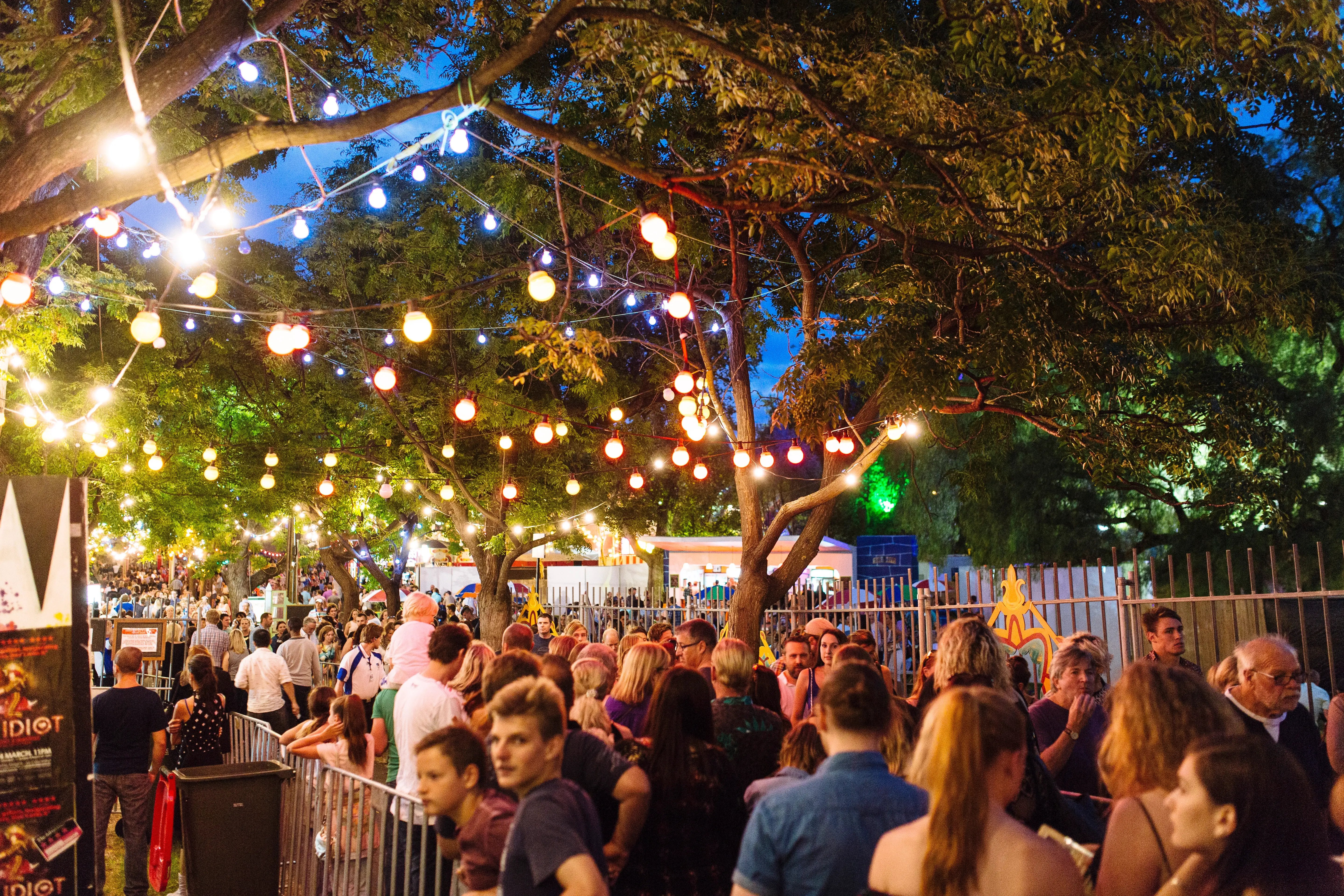 Viele Student*innen versammelt auf einer Party