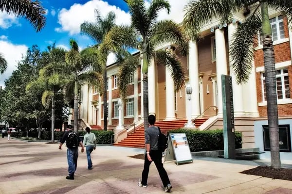 Der Campus der Queensland University of Technology mit Palmen und Studierende