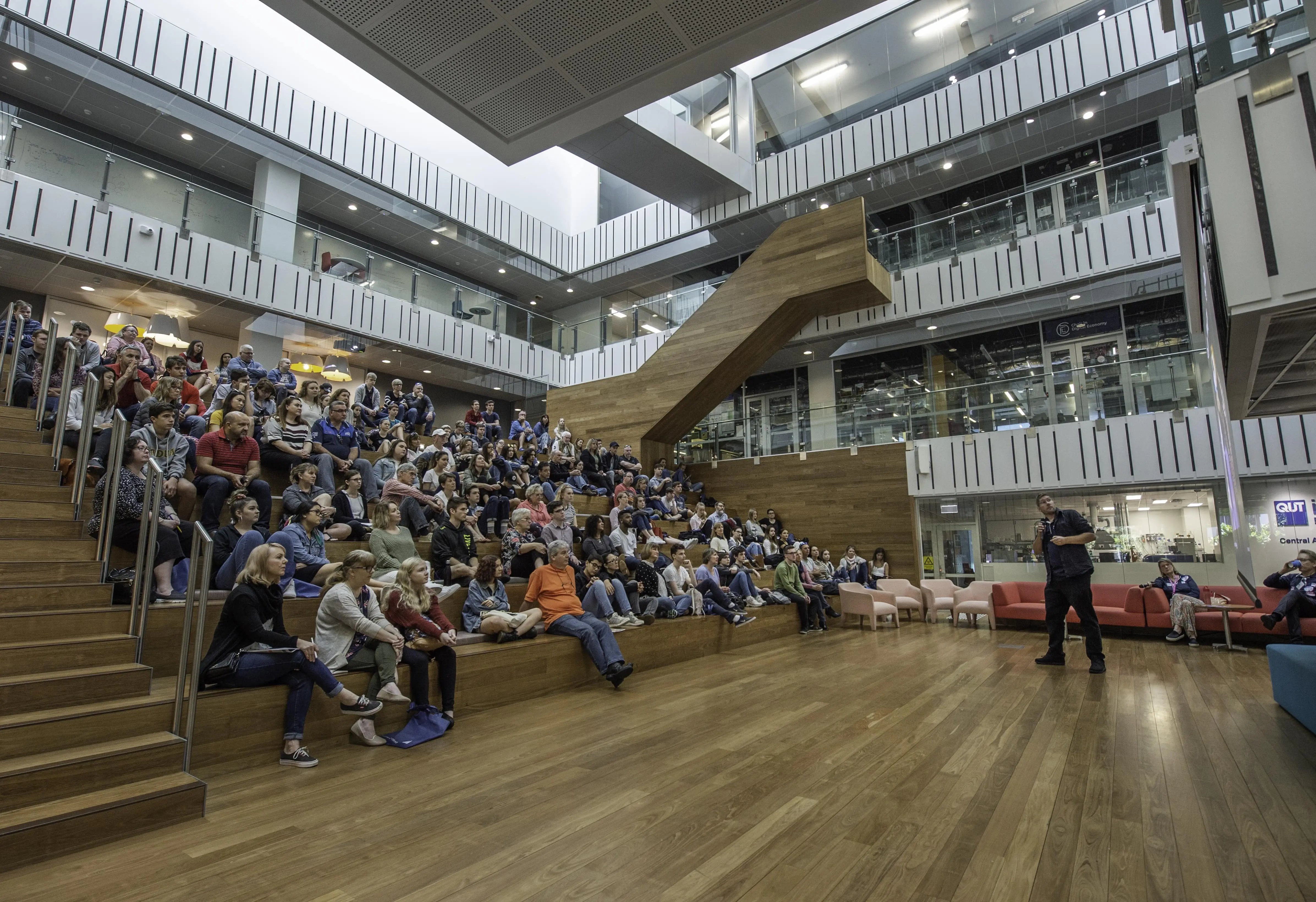 Studierende der Queensland University of Technology versammelt in einer Aula