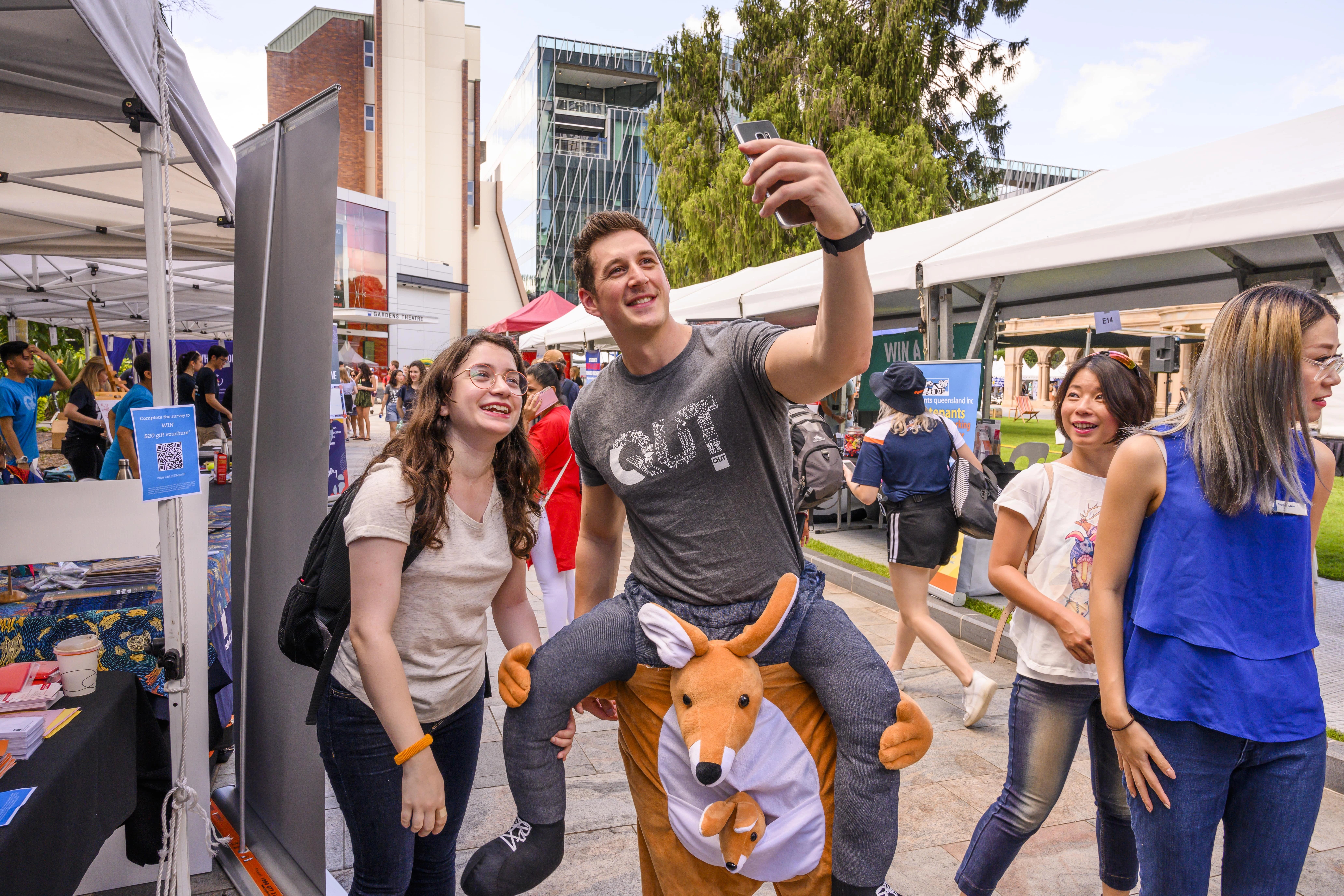 Studierende verbringen ihre Freizeit auf dem Campus der Queensland University of Technology und machen Bilder