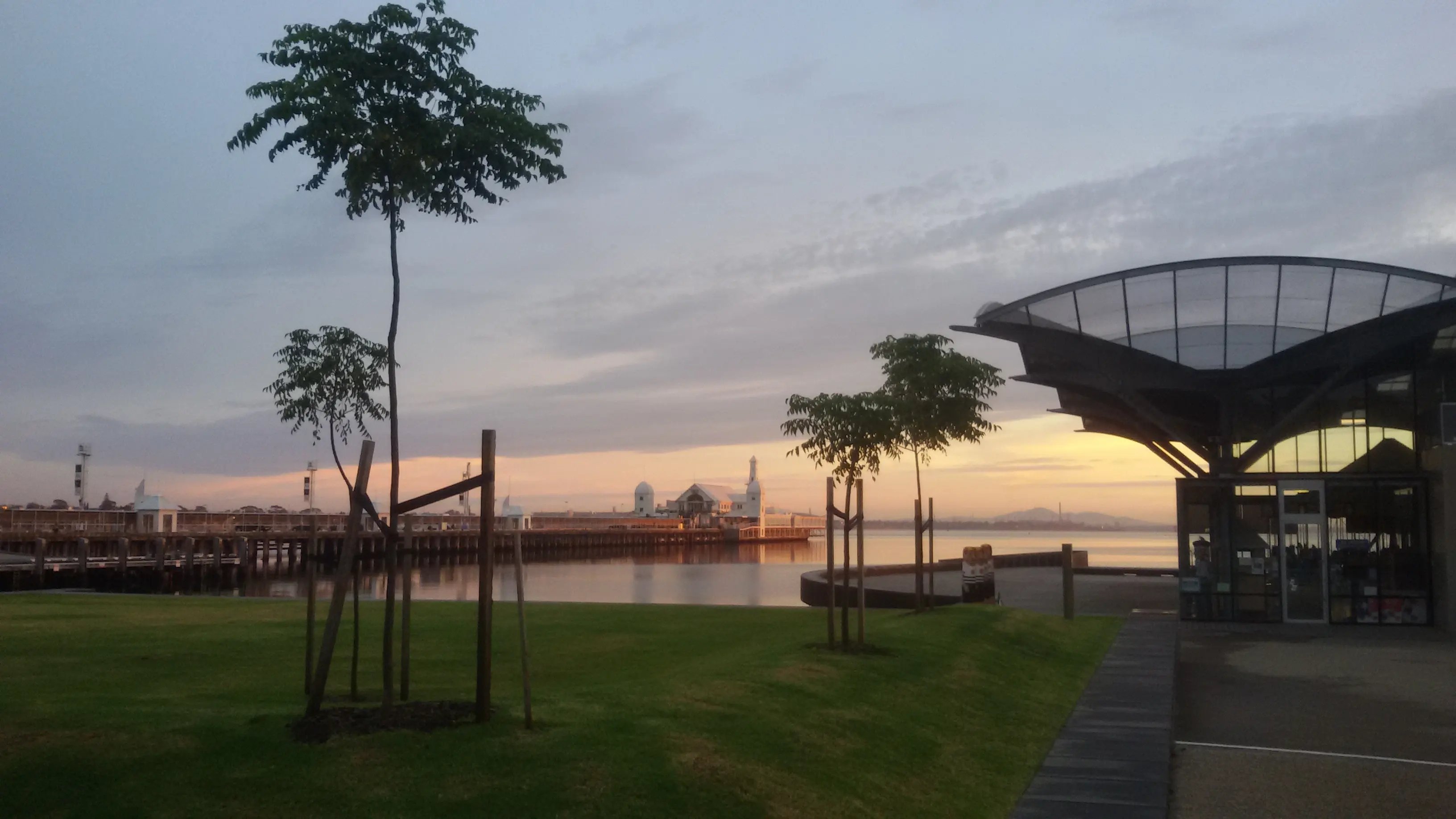 Sonnenuntergang über dem modernen Campusbereich der Deakin University am Wasser.