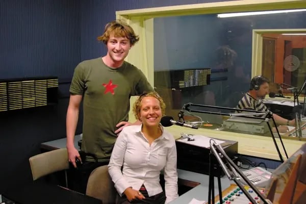 Studierende beim Radio- und Medienprojekt an der Deakin University.