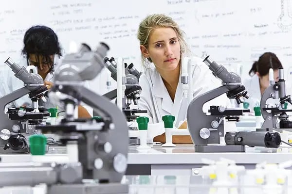 Ein Labor an der Deakin University mit Studierenden und Mikroskopen.