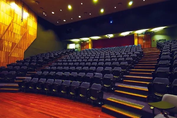 Großer Hörsaal der Murdoch University mit Sitzplätzen für Vorlesungen.