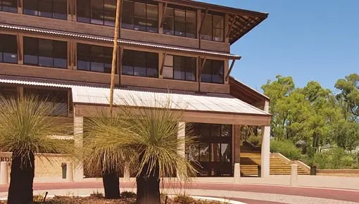 Traditionelles Gebäude auf dem Campus der Murdoch University.