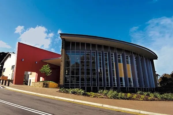 Modernes Gebäude der Murdoch University in Perth, Australien.