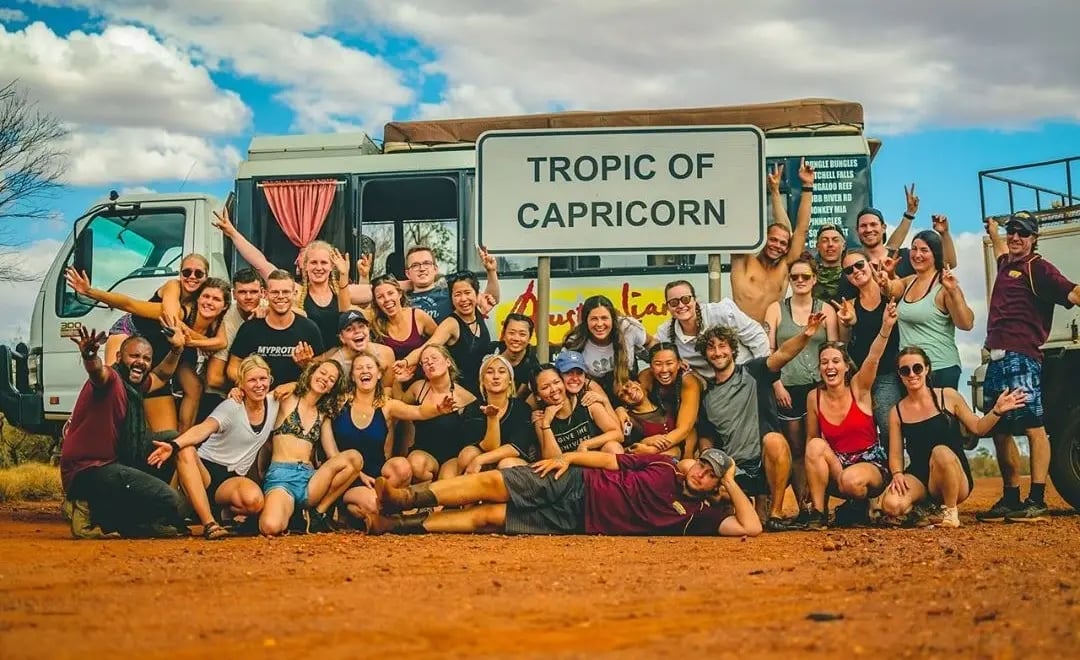 Studierendengruppe am Tropic of Capricorn während eines Outdoor-Ausflugs der Murdoch University