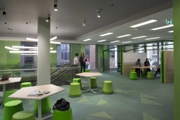 Ein Flur der University of Newcastle ausgestattet mit verschiedenen Sitzmöglichkeiten