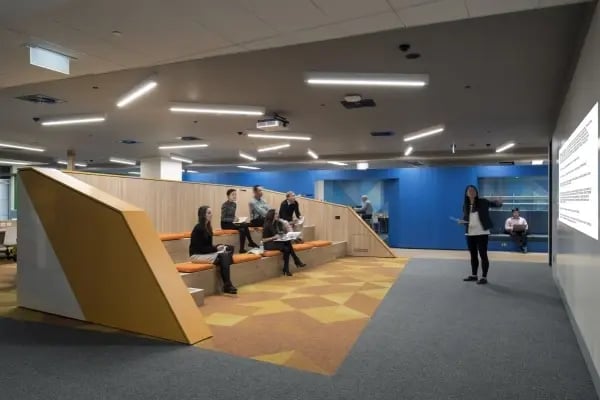 Eine Präsentation wird im Campus der University of Newcastle gehalten