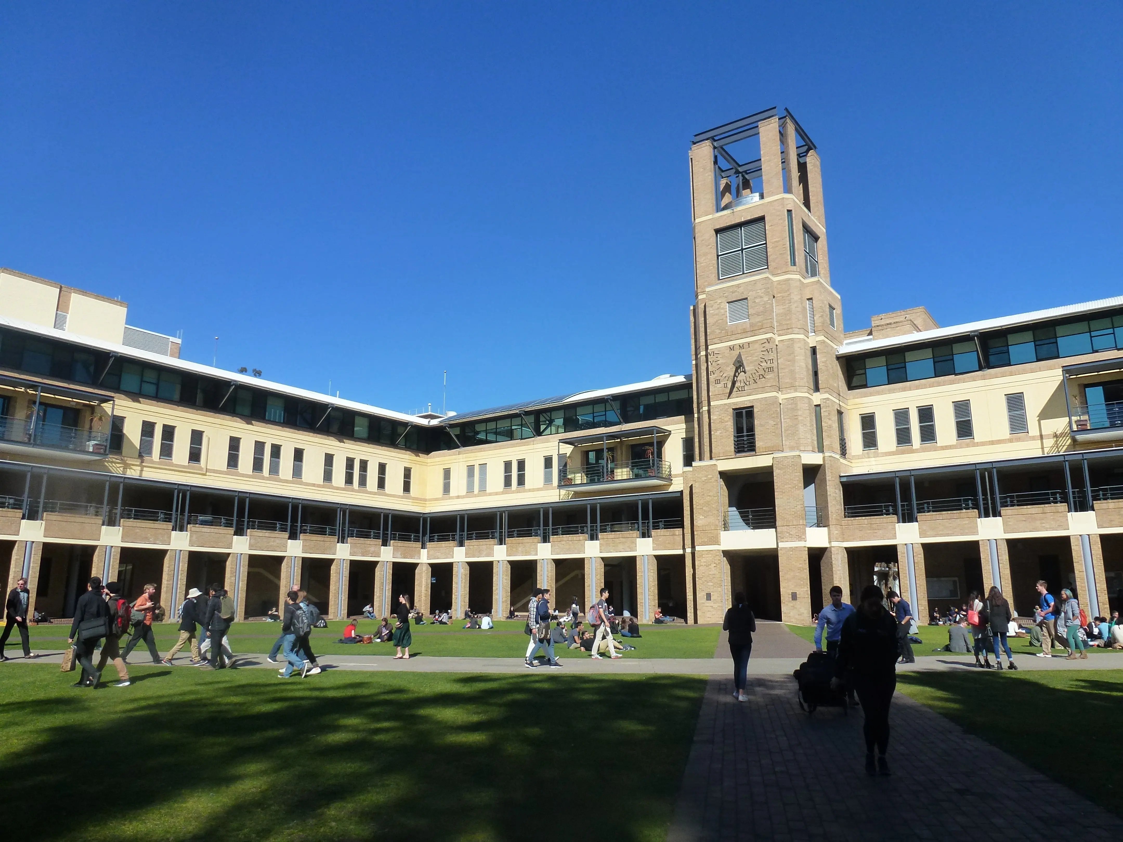 Der Universitätscampus der University of New South Wales in Sydney mit einer weitläufigen Grünfläche und moderner Architektur.