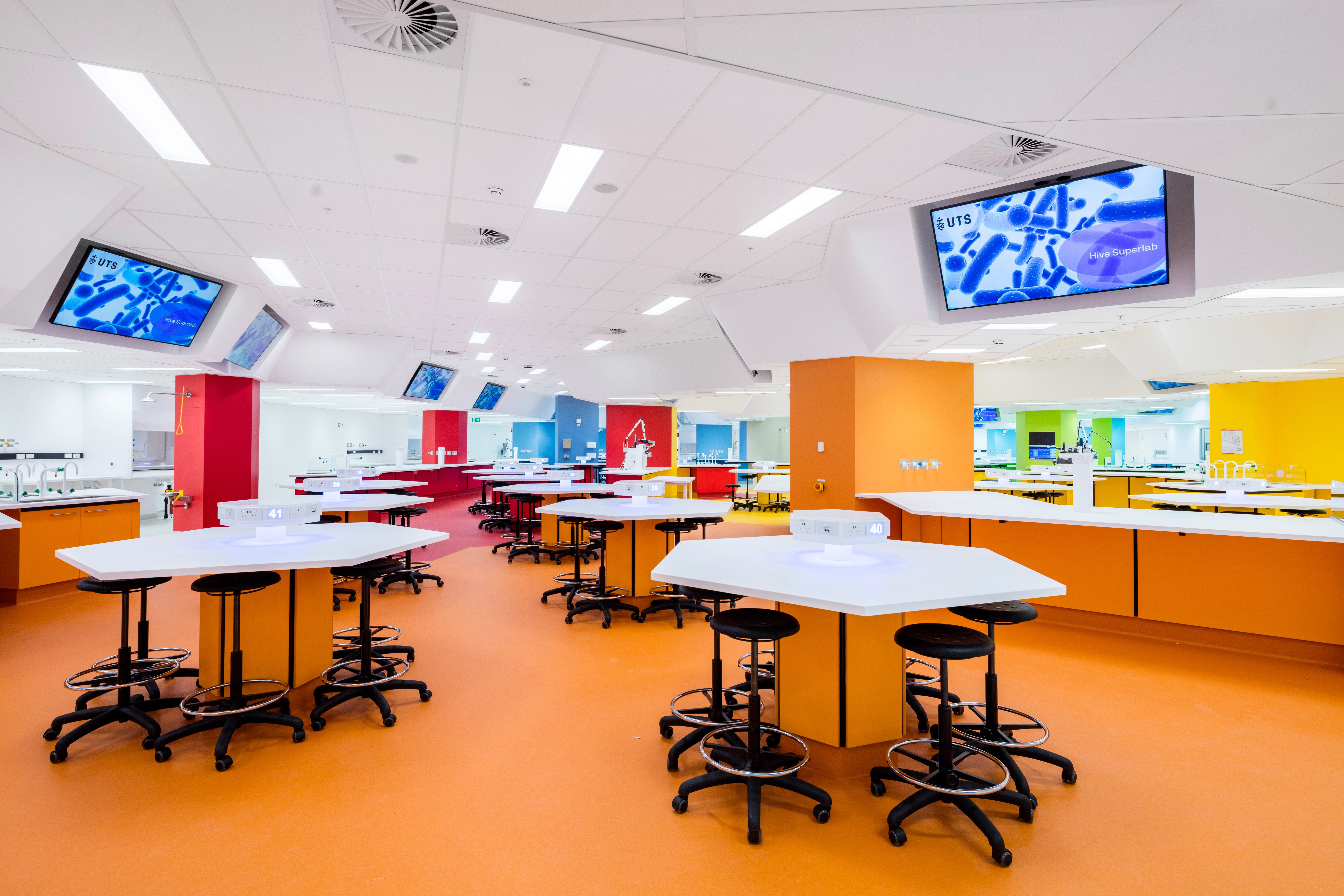 Ein Innenbereich der University of Technology Sydney mit Tischen und Stühlen ausgestattet