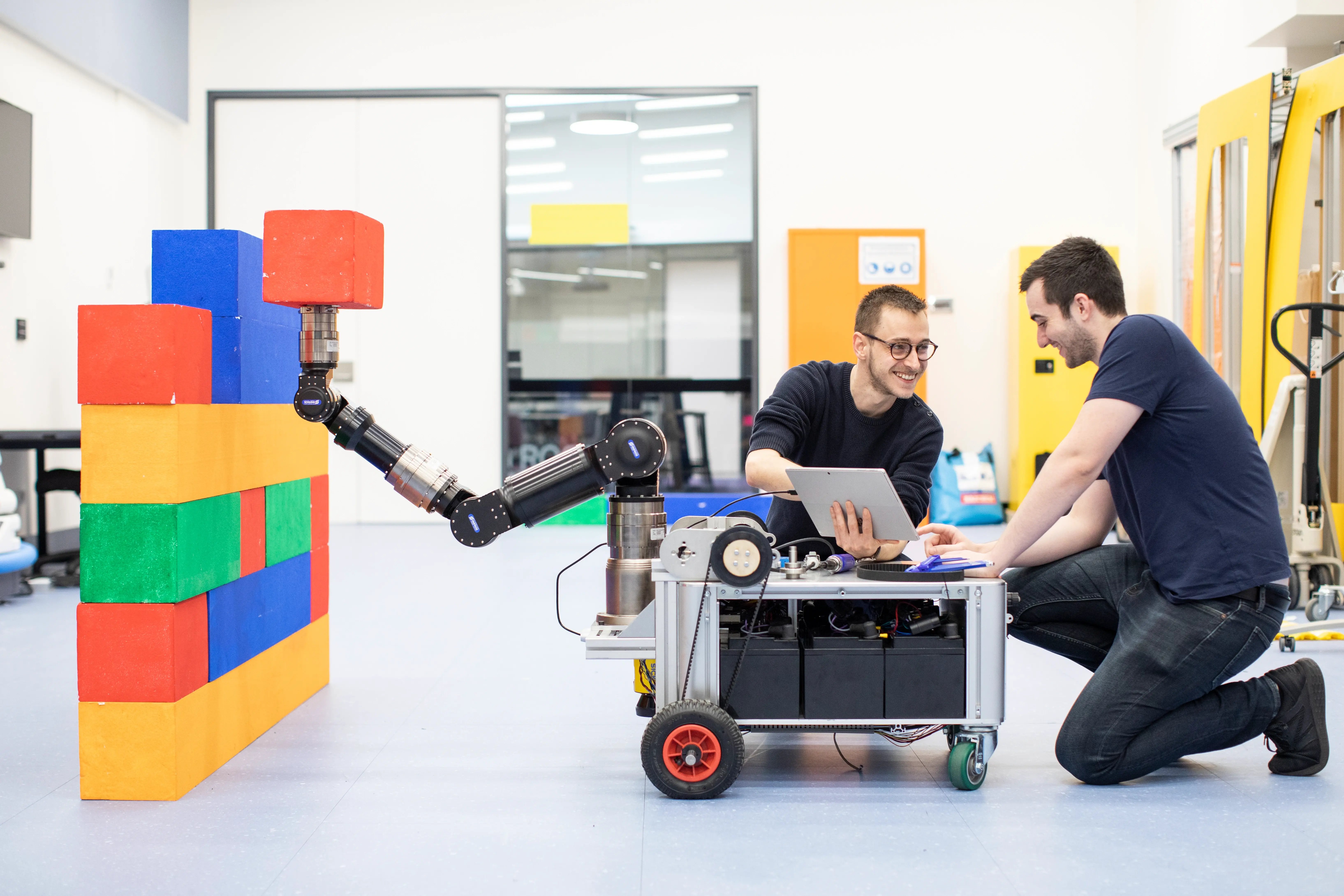 Zwei Studierende der University of Technology Sydney arbeiten an einem Roboter in der Universität