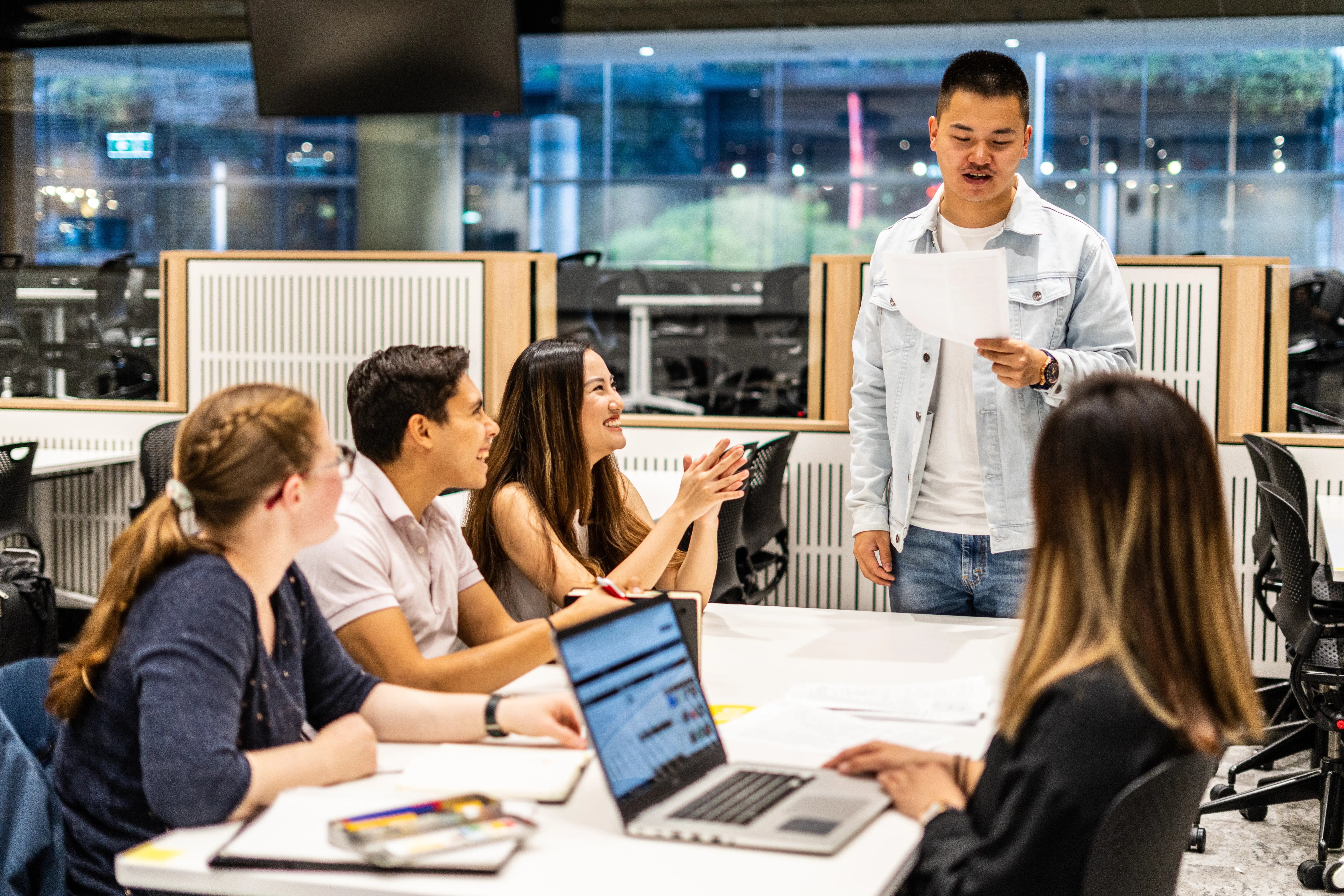 Studierende der University of Technology Sydney sitzen an einem Tisch und arbeiten zusammen im Campus