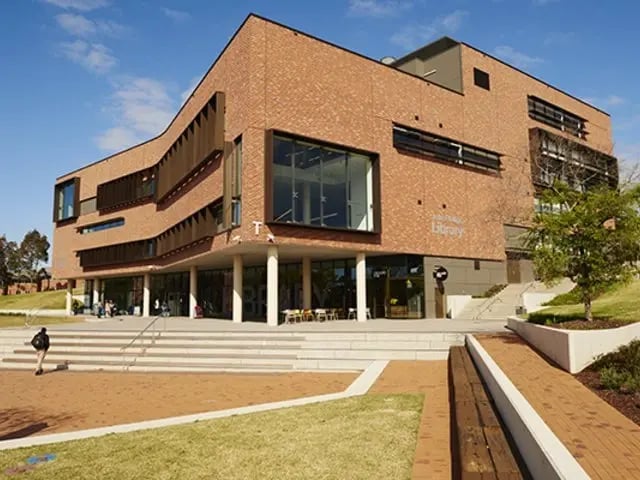 Das architektonisch beeindruckende Bibliotheksgebäude der Western Sydney University.