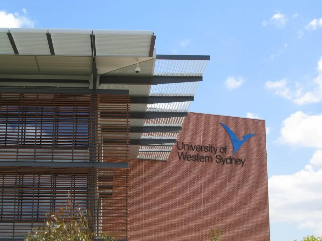 Das moderne Gebäude der Western Sydney University.