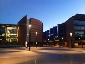 Der beleuchtete Campus der Western Sydney University bei Nacht.