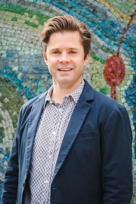 Benjamin Quaiser, Managing Director von IEC Online, vor einer bunten Mosaikwand. Benjamin Quaiser, Managing Director von IEC Online, vor einer bunten Mosaikwand.