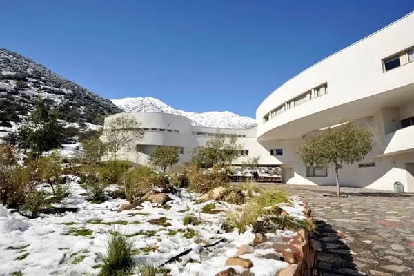 Der beschneite Campus der Universidad Adolfo Ibañez