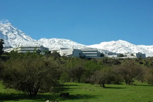 Landschaft von Chile mit beschneiten Bergen 