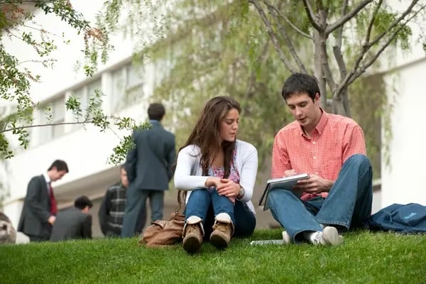 Zwei Studierende der Universidad Adolfo Ibañez unterhalten sich