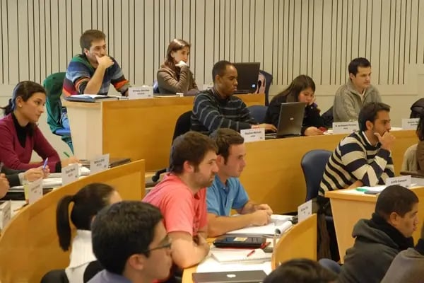 Studierende sitzen in einer Vorlesung und hören dem Professor zu