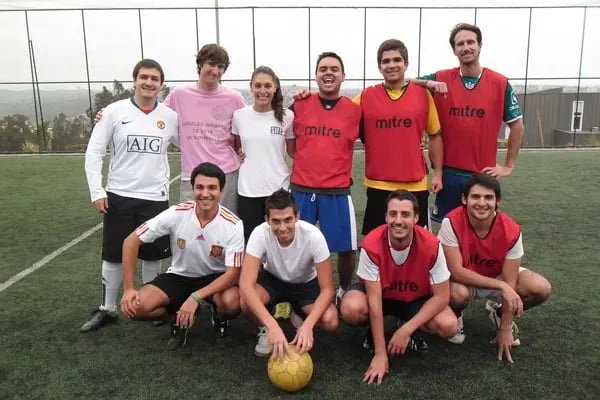 Ein Fußballteam der Universidad Adolfo Ibañez
