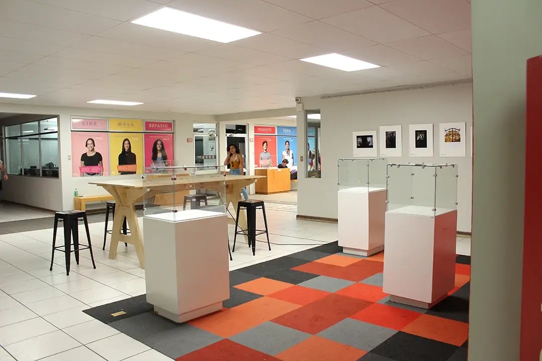 Ein Flur mit Sitzmöglichkeiten der Universidad Veritas