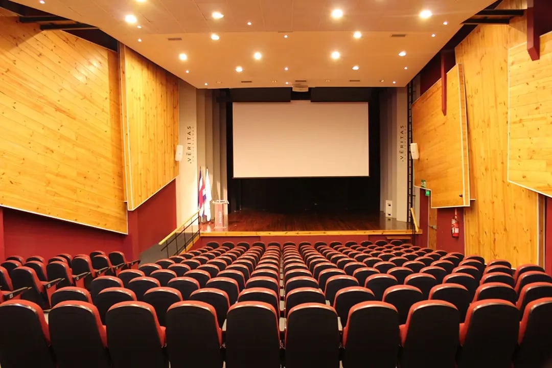 Der Kinosaal der Universidad Veritas