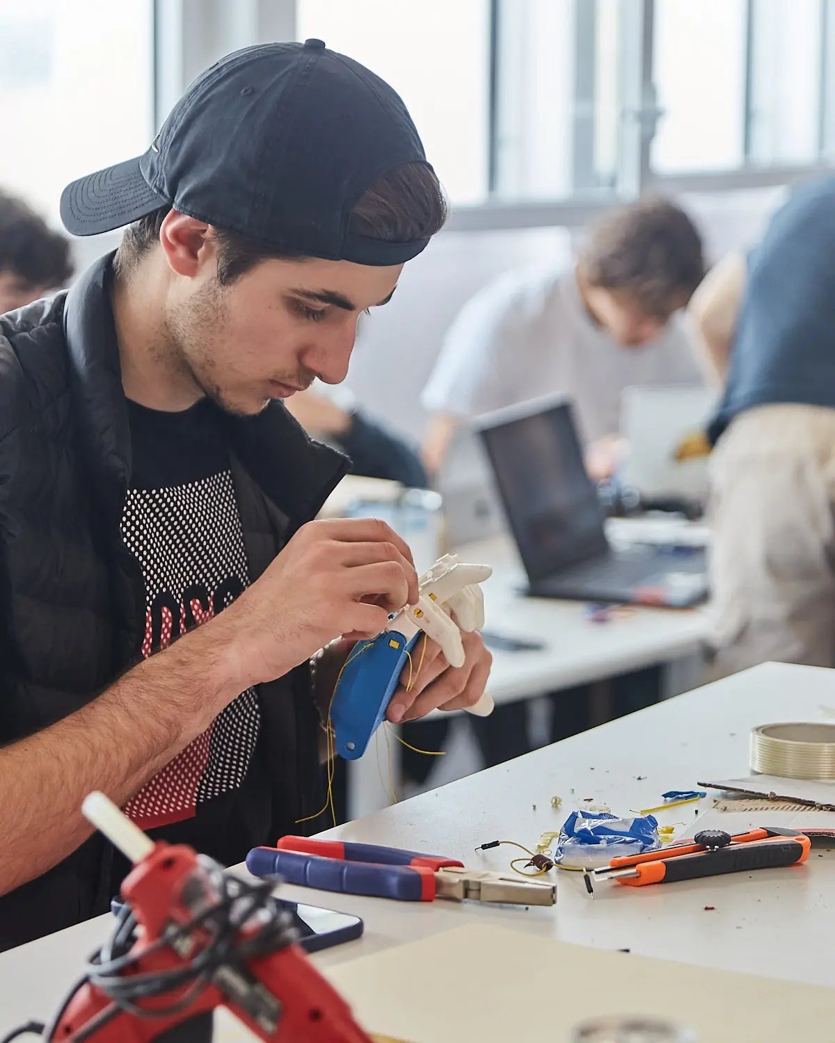 Student im Klassenzimmer der Esme School of Engineering