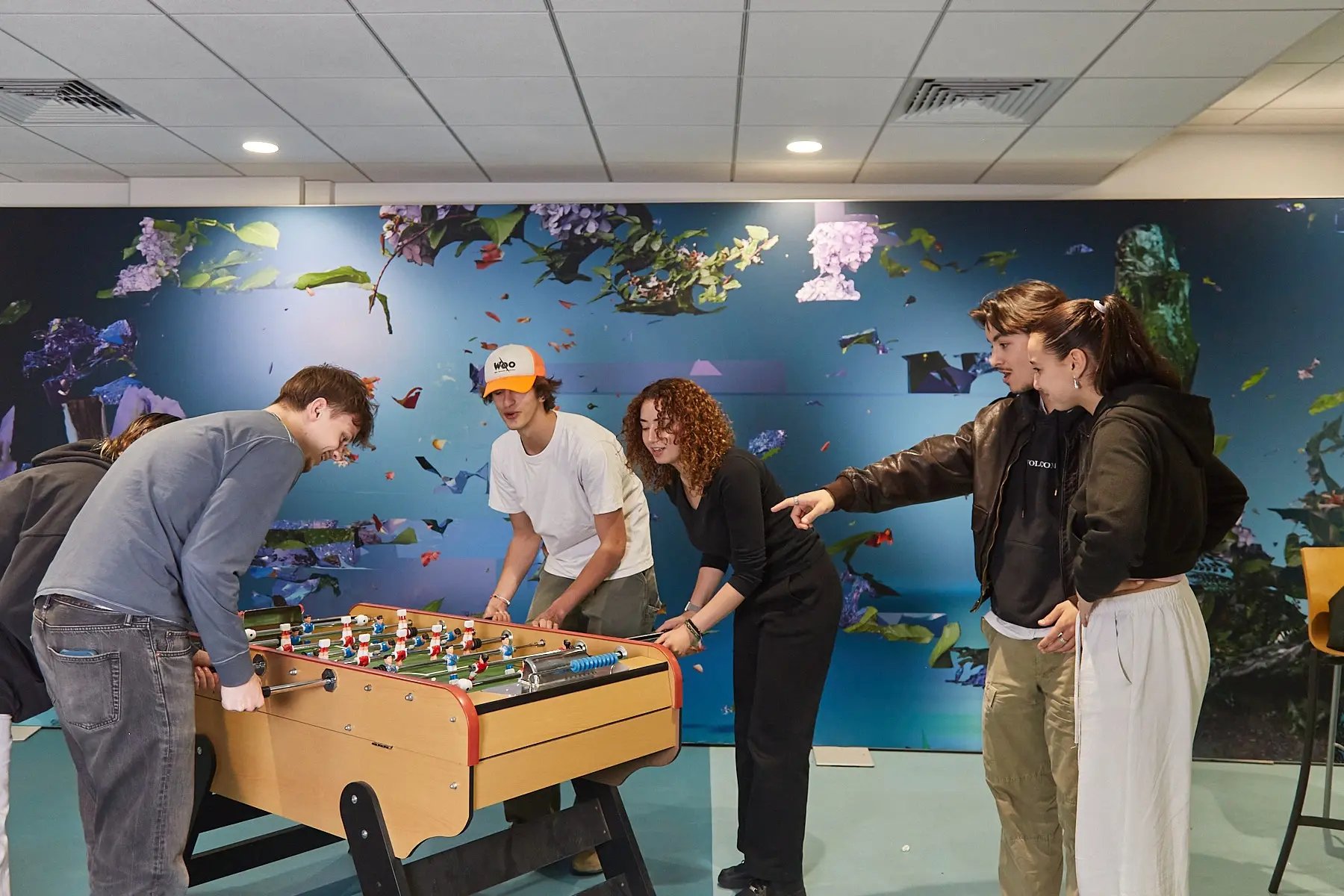 Studierende am Kicker im Campus der Esme School of Engineering in Paris