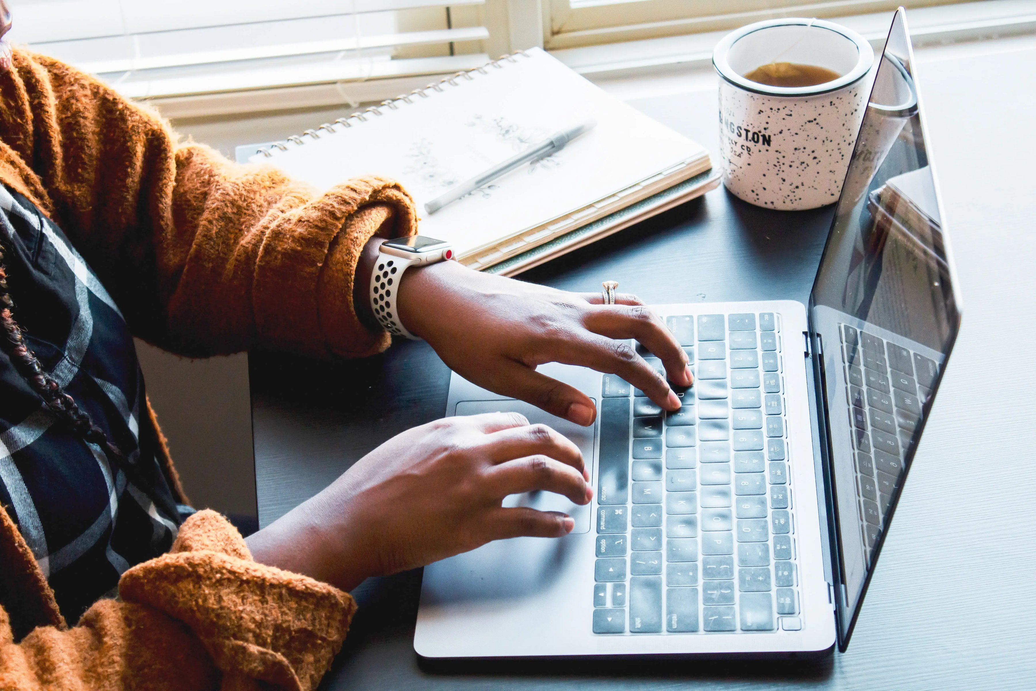 Eine Person arbeitet an einem Laptop an ihren Motivationsschreiben.
