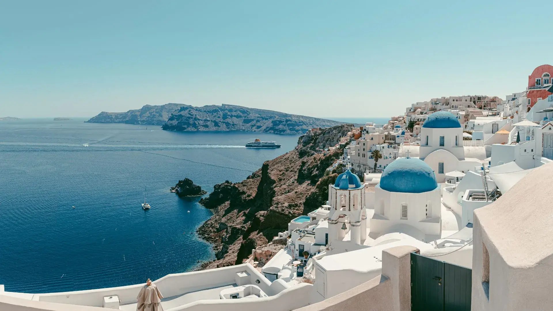 Blick über Landschaft und Häuser in Griechenland