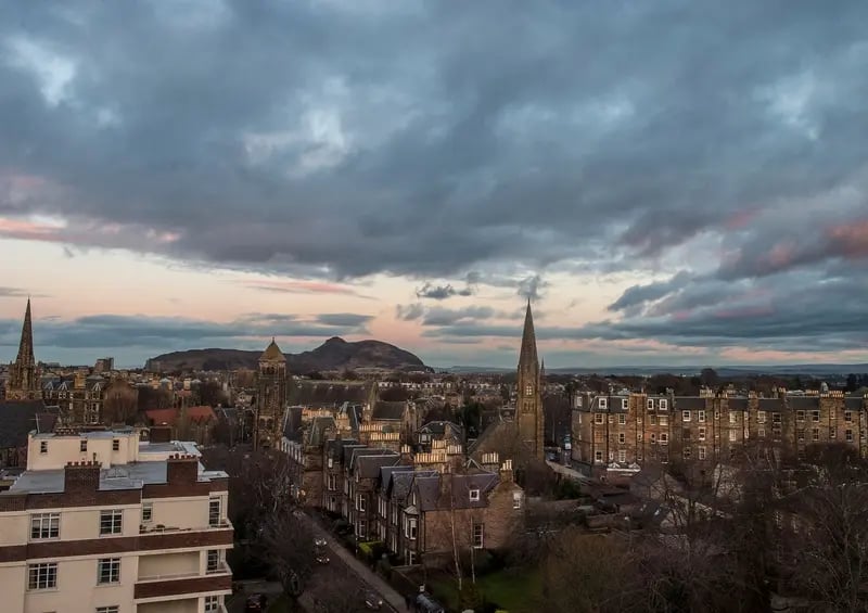 Die Skyline von Edinburgh, Großbritannien