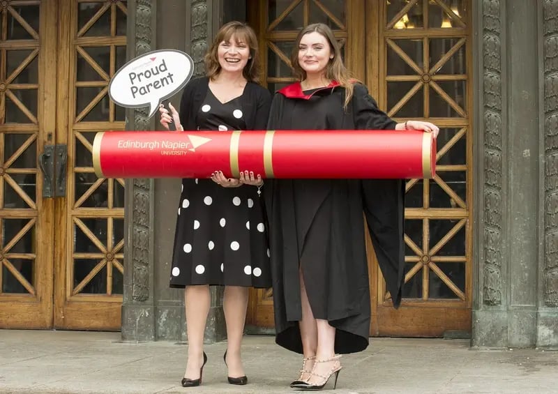 Graduierende Studentin und ihre Mutter vor dem Campus der Edinburgh Napier University