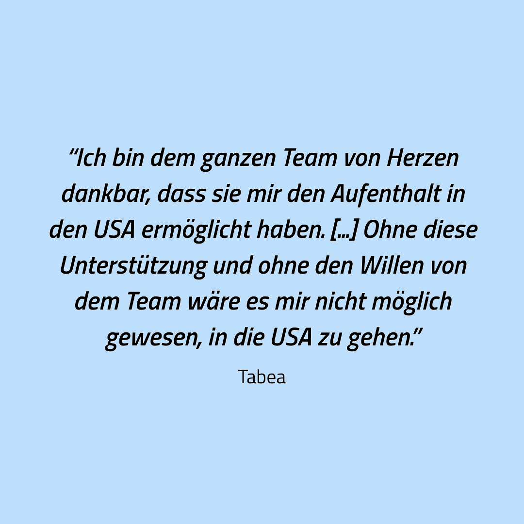 Kundenzitat auf hellblauem Hintergrund: Dank für Unterstützung beim Bewerbungsprozess für einen USA-Auslandsaufenthalt – Tabea