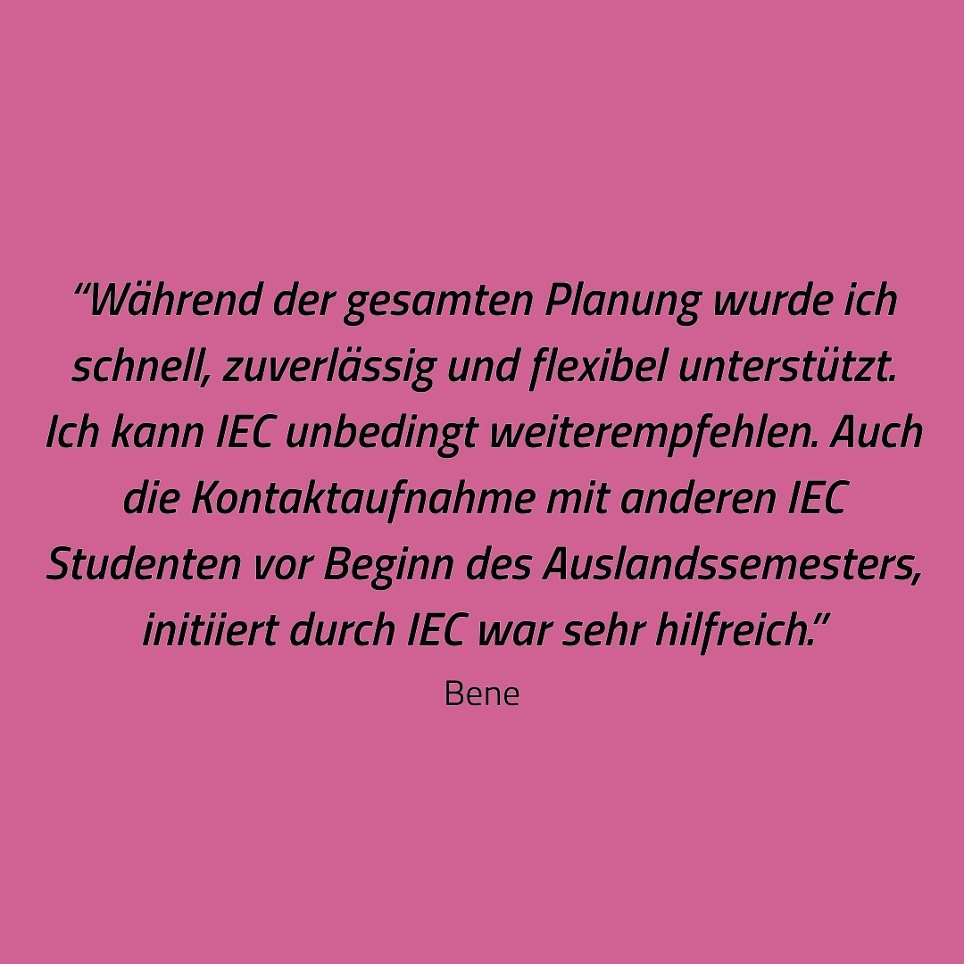 Kundenzitat auf pinkem Hintergrund: Lob für IEC-Unterstützung bei Planung und Kontaktaufnahme vor Auslandssemester – Bene