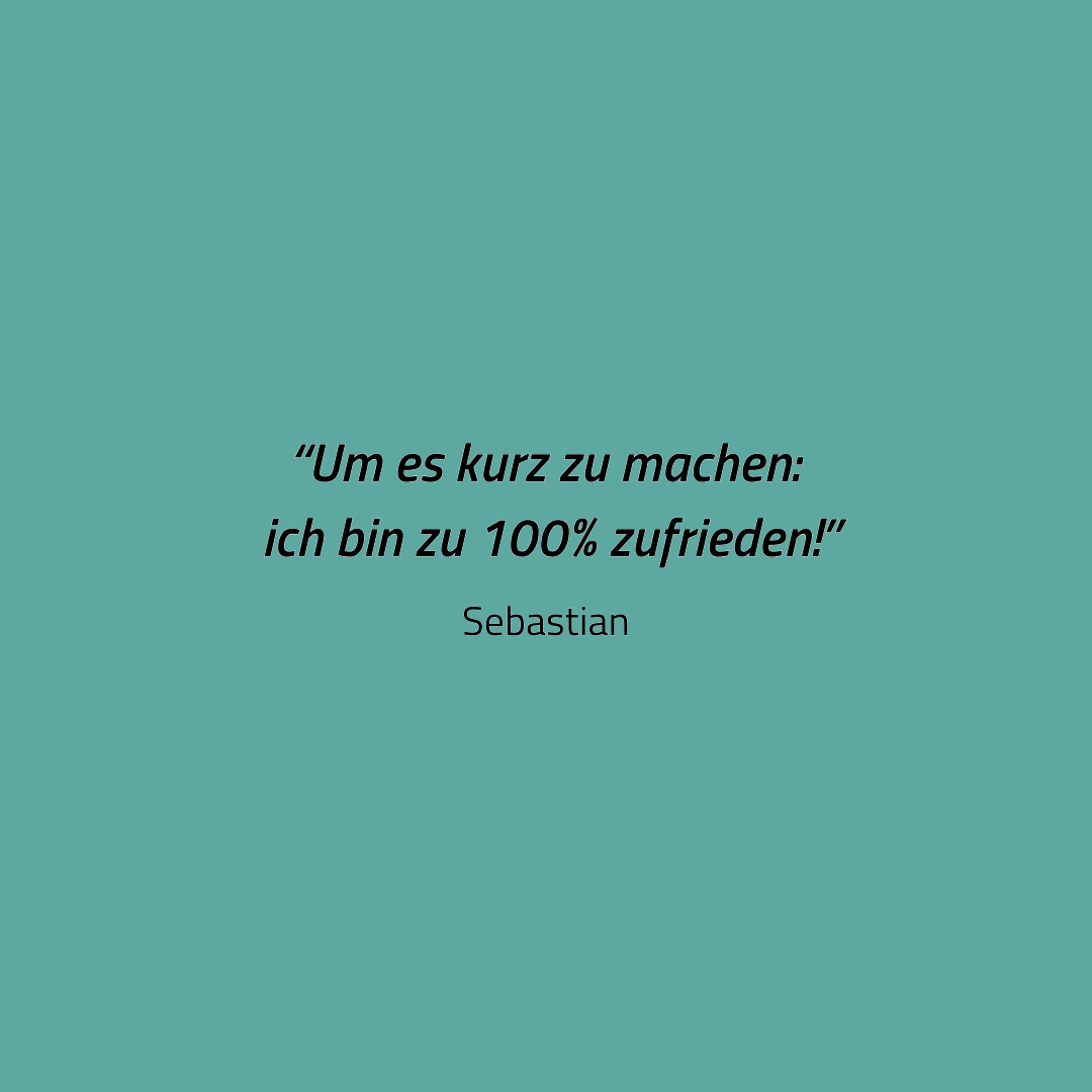 Kundenzitat auf türkisfarbenem Hintergrund: „Um es kurz zu machen: ich bin zu 100 % zufrieden!“ – Sebastian
