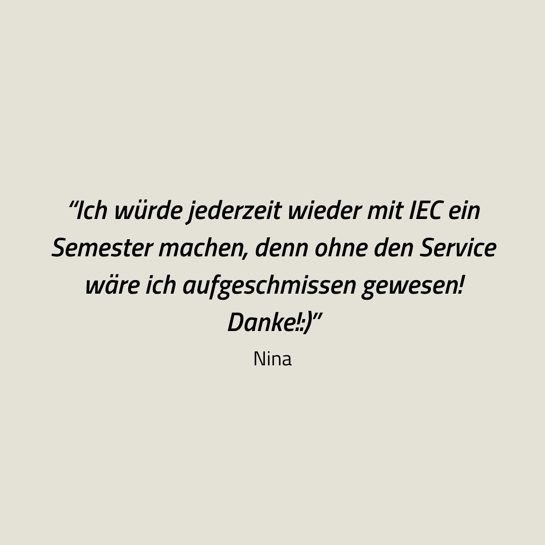 Kundenzitat auf beigefarbenem Hintergrund: Empfehlung für ein Semester mit IEC wegen hilfreichem Service – Nina