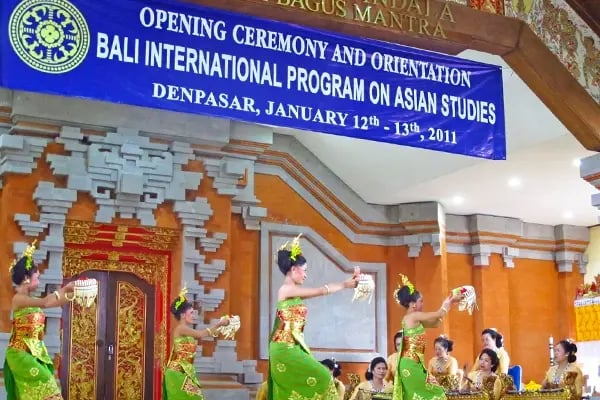 Balinesische Tänzerinnen während einer Veranstaltung an der Udayana University in Denpasar.