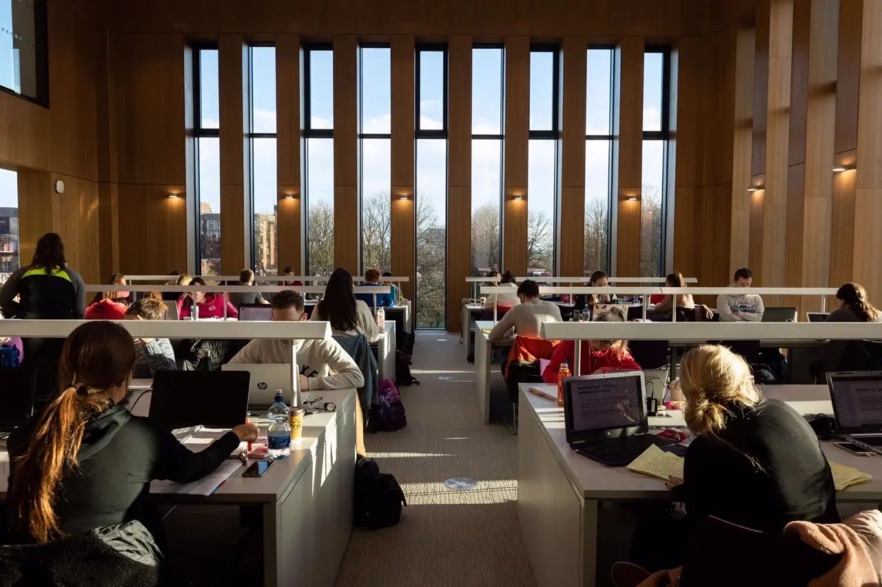 Studierende der University of Limerick lernen in einem Lernraum der Universität