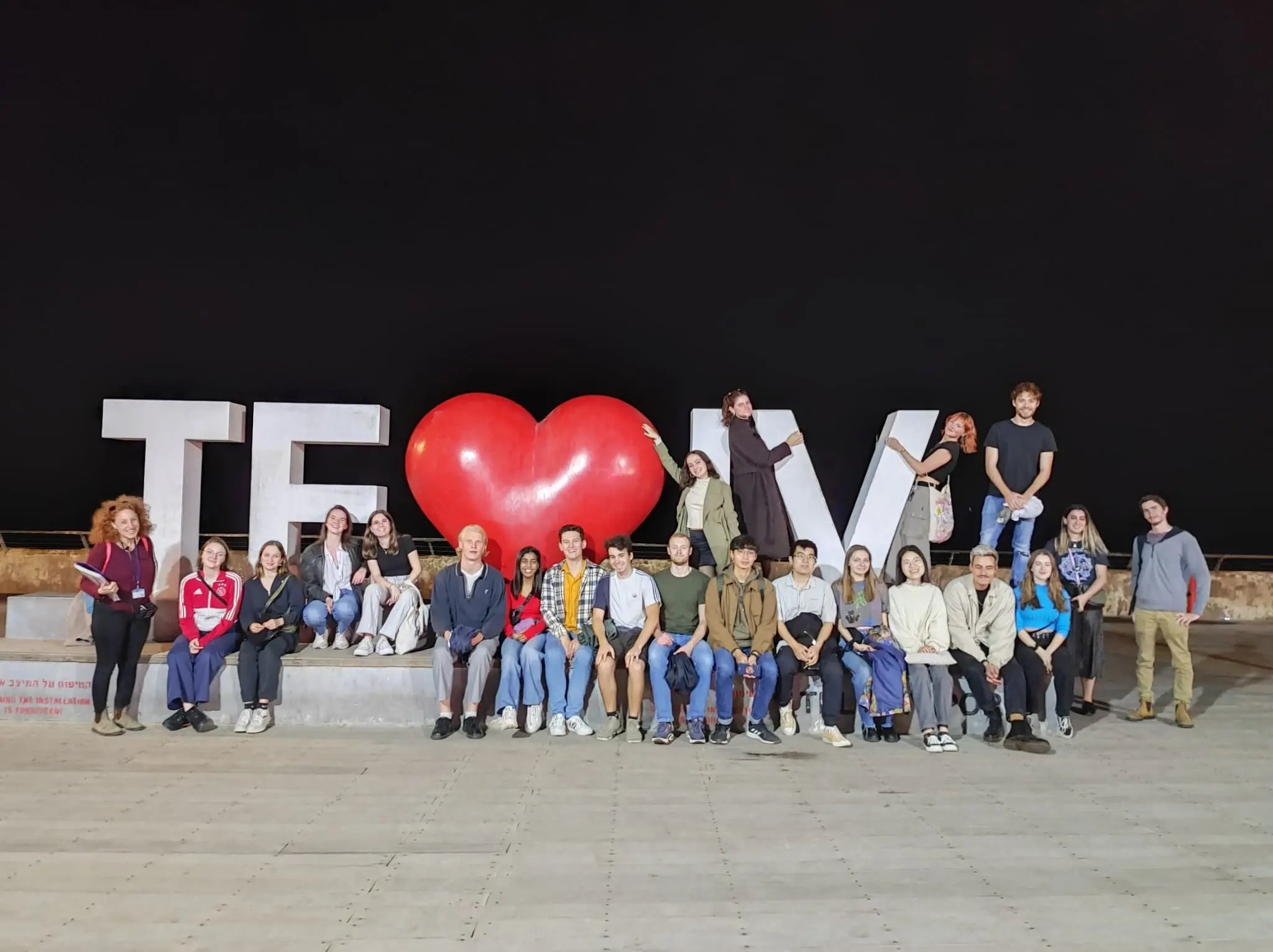 Gruppenbild von Studierenden der Tel Aviv University vor dem Tel Aviv Schild